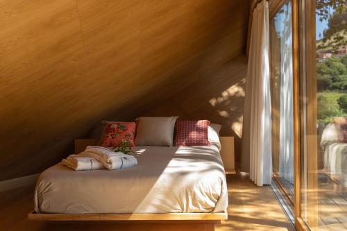 A bed or beds in a room at Cabañas de Xarás, Néboda