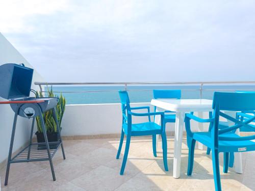 uma mesa e cadeiras com vista para o oceano em Panoramic 2 View to the ocean Manta em Manta