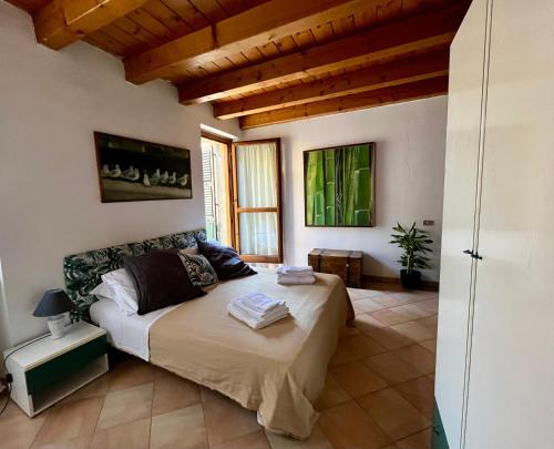 1 dormitorio con 1 cama en una habitación con techos de madera en Bright, Cozy apartment in the heart of Verona, en Verona