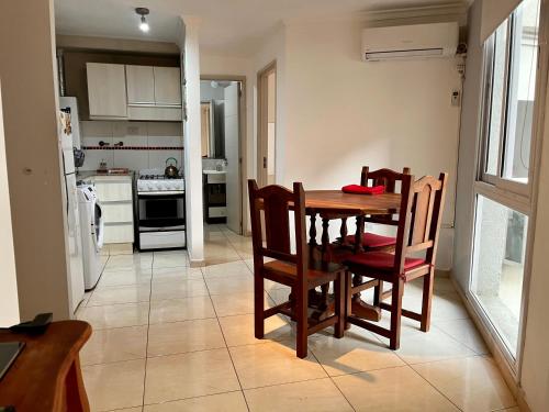 Il comprend une cuisine équipée d'une table et de chaises. dans l'établissement Apartamento Allegro, à Córdoba