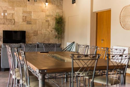 een eetkamer met een houten tafel en stoelen bij Quinta La Pintada in San Juan