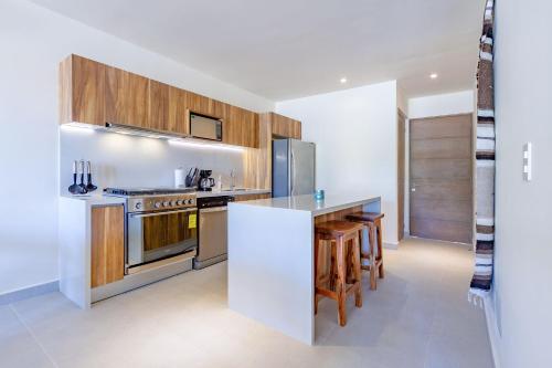 Η κουζίνα ή μικρή κουζίνα στο Santamar by Tao Beach Condos with Pool & Walk to Ocean