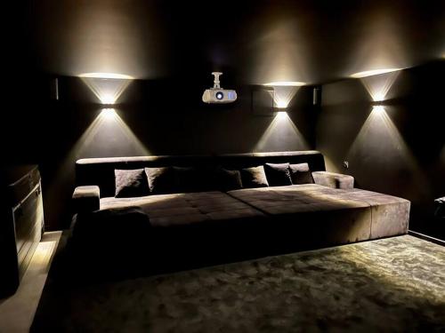 - une chambre dotée d'un lit avec des lumières sur le mur dans l'établissement Magnifique villa contemporaine, à Fréjus