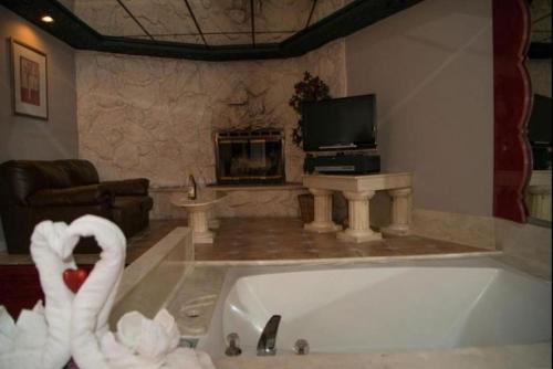 uma sala de estar com uma banheira com cisnes em Loop Inn Motel em Avenel