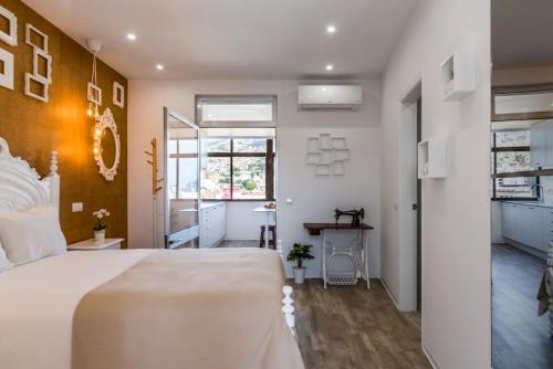 a bedroom with a large white bed and a window at SUPER Central - Cork in Funchal