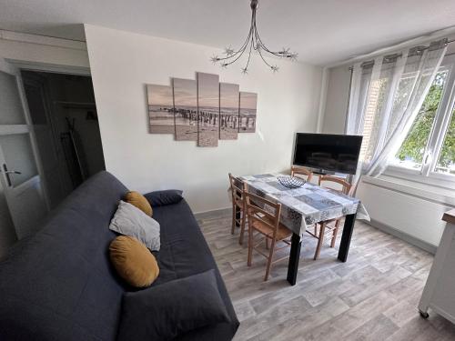 un salon avec un canapé et une table dans l'établissement Joli T4 Saint Martin D'Hères, à La Tronche