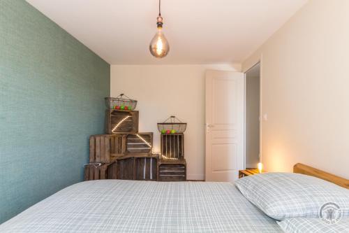 Lingreville的住宿－Havre de Paix，一间卧室设有一张床和蓝色的墙壁