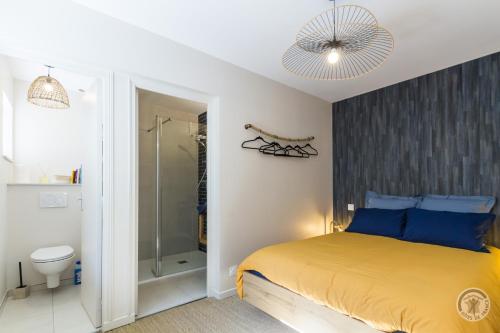 Lingreville的住宿－Havre de Paix，一间卧室配有一张黄色的床和淋浴