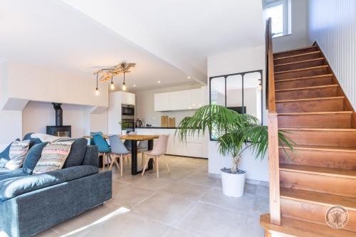 un salon avec un canapé et une salle à manger dans l'établissement Havre de Paix, à Lingreville