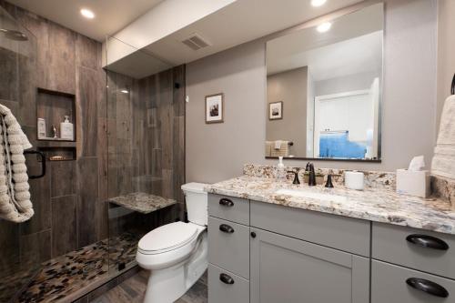 uma casa de banho com um WC, um lavatório e um chuveiro em Tamarron HighPoint - 571 em Durango