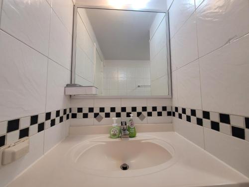 bagno bianco con lavandino e specchio di SHseoul a Seul