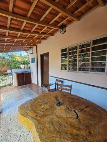 クーニャにあるPousada e Restaurante Clima da Serraの部屋の中央に大きな木製テーブル
