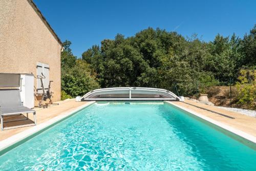 une piscine dans l'arrière-cour d'une maison dans l'établissement Gîte Lou barry, à Mirabel-aux-Baronnies