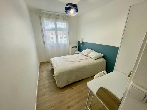 - une petite chambre avec un lit et une fenêtre dans l'établissement Appartement 3 chambres - Proche Dock 76 - 128, à Rouen