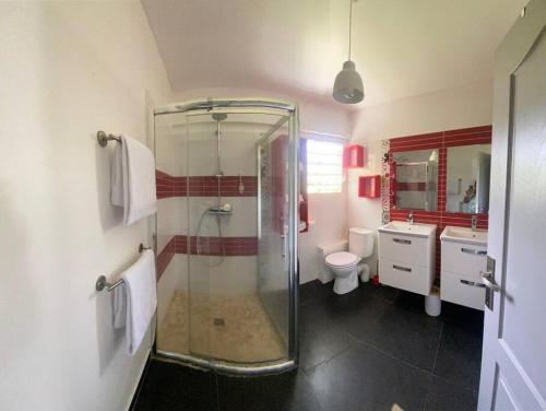 a bathroom with a shower and a toilet at La Villa Mahogany, Capesterre Belle-Eau in Capesterre-Belle-Eau