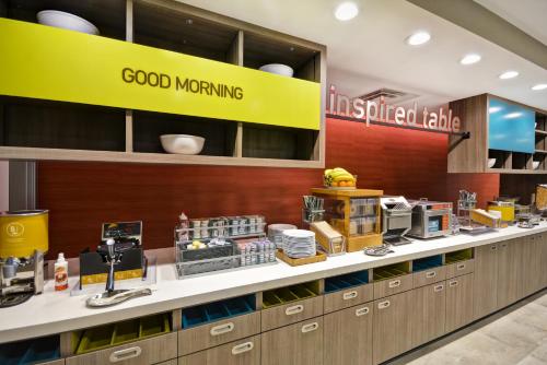 ein Fast-Food-Restaurant mit einer gut funktionierenden Theke in der Unterkunft Home2 Suites By Hilton Oxford in Oxford