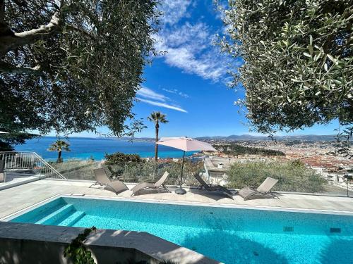 Luxury Villa at Mont Boron, swimming pool overviewing the bay