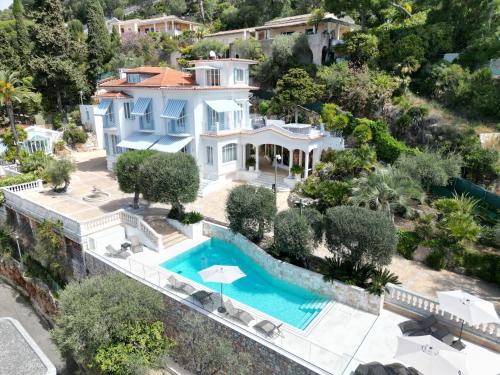 Luxury Villa at Mont Boron, swimming pool overviewing the bay