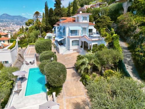 Luxury Villa at Mont Boron, swimming pool overviewing the bay