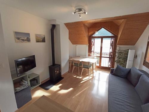 ein Wohnzimmer mit einem Sofa und einem Tisch in der Unterkunft Aras Biescas in Biescas