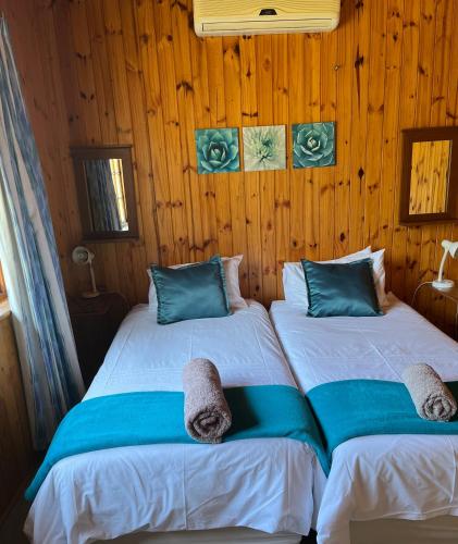 Una cama o camas en una habitación de Hoopoe log cabin