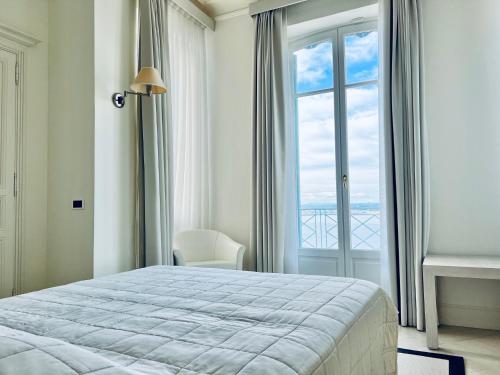 Luxury Villa at Mont Boron, swimming pool overviewing the bay