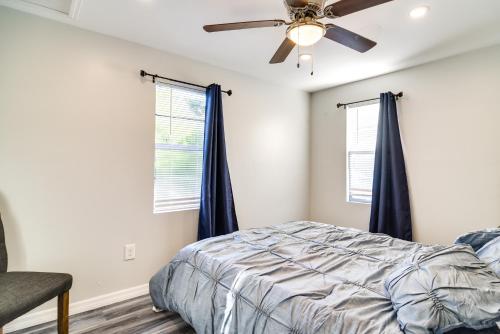 um quarto com uma cama e uma ventoinha de tecto em Remodeled Seminole Apt and Yard 3 Mi to Beach! em Redington Shores