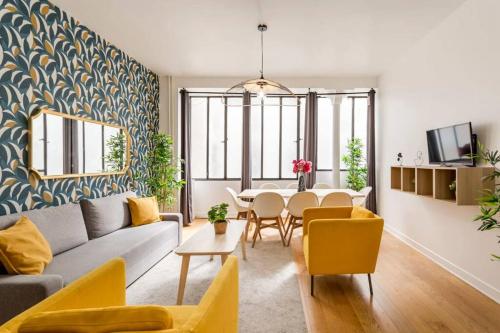 uma sala de estar com um sofá e uma mesa em Cosy 2 bedrooms apartment - Louvre Museum em Paris