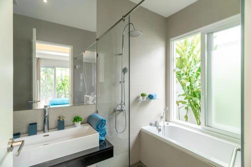une salle de bain avec une baignoire, un lavabo et une douche dans l'établissement Kamala Garden View Villa 3 Bdr, à Kamala Beach
