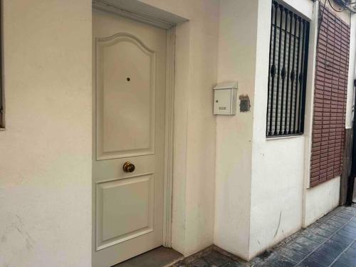 een deur op een gebouw met een stenen muur bij dama iberica II in Valencia