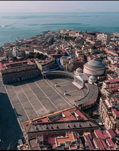 una vista aérea de una pista de tenis en una ciudad en Blue House Napoli, en Nápoles
