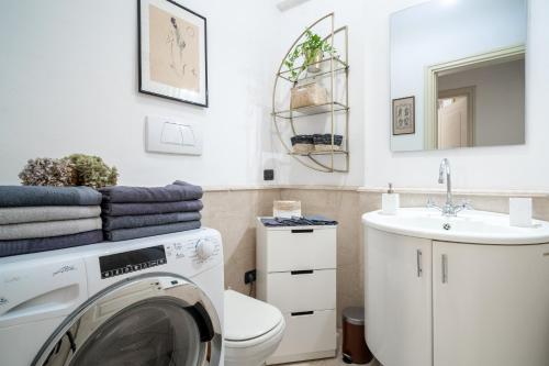 lavadero con lavadora y fregadero en Casa Bea - Art and Prestige, en Bérgamo