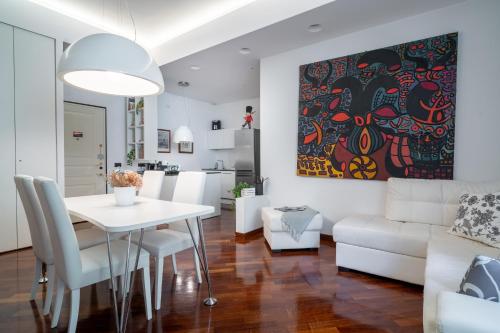 sala de estar con mesa blanca y sofá en Casa Bea - Art and Prestige, en Bérgamo