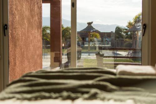 een bed voor een raam met uitzicht bij Quinta La Pintada in San Juan
