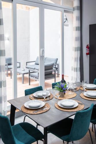 a dining room with a table and chairs at Valletta Waterfront Backyard Flat by ArcoBnb in Il-Furjana