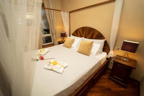 1 dormitorio con 1 cama con 2 toallas en Navona Apartment, en Roma