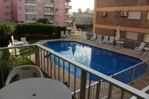 - Balcón con piscina en un edificio en Edificio Club del Mar, en Punta del Este