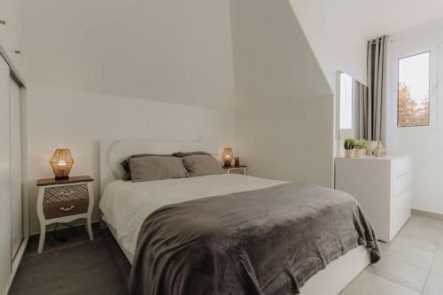 een witte slaapkamer met een groot bed en een raam bij SUPER oldtown in Funchal