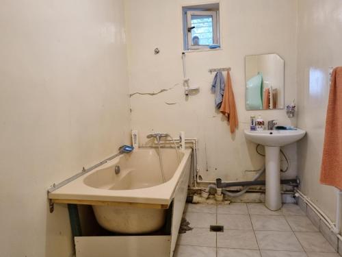uma casa de banho com uma banheira e um lavatório em Star Apartment Econom in Ashtarak, Mughni em Ashtarak
