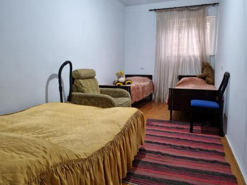 um quarto com 2 camas, uma cadeira e uma janela em Star Apartment Econom in Ashtarak, Mughni em Ashtarak