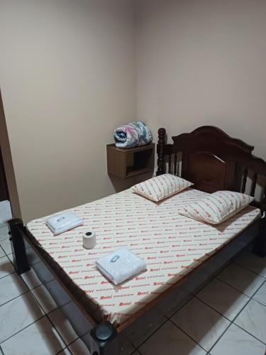 - une chambre avec un lit et 2 assiettes dans l'établissement Hotel coruja's, à São Paulo