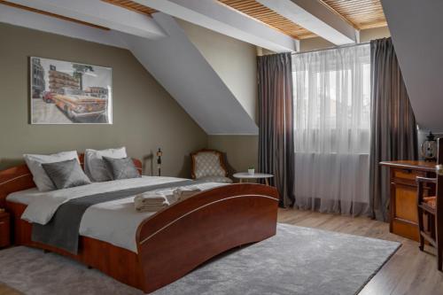 ein Schlafzimmer mit einem großen Bett und einem Fenster in der Unterkunft MooToo Central Flat One in Timişoara