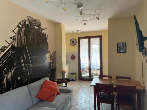 sala de estar con sofá y mesa en The Loft E&E Orient Express, en Empoli