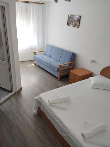 a living room with a bed and a couch at CasaMarinela in Orşova