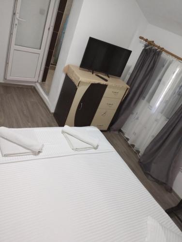 Habitación con 2 camas y ordenador. en CasaMarinela, en Orşova