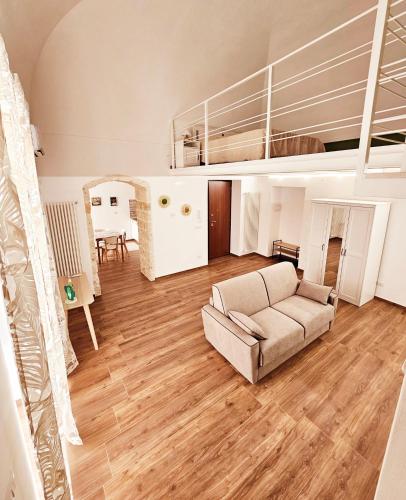 un salon avec un canapé et une table dans l'établissement Acacia Apartment, à Molfetta