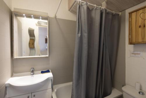 baño con lavabo y cortina de ducha en Gai Soleil, en Saint-Gervais-les-Bains