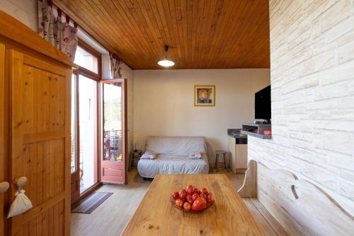 una habitación con una mesa con fruta. en Gai Soleil, en Saint-Gervais-les-Bains