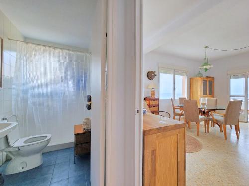 baño con aseo y comedor en El balcón de Cabo de Palos, en Cabo de Palos