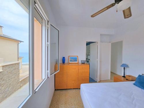 Un dormitorio con una cama y una ventana grande. en El balcón de Cabo de Palos, en Cabo de Palos